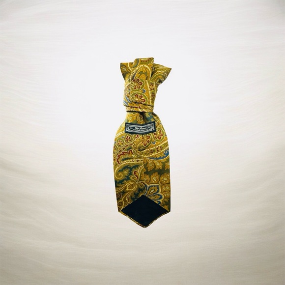 Elegant Paisley Gold Necktie with Butterfly Brooch - Picture 3 of 3